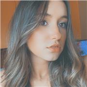 Studentessa di economia impartisce lezioni per ragazzi che frequentano la scuola elementare o media